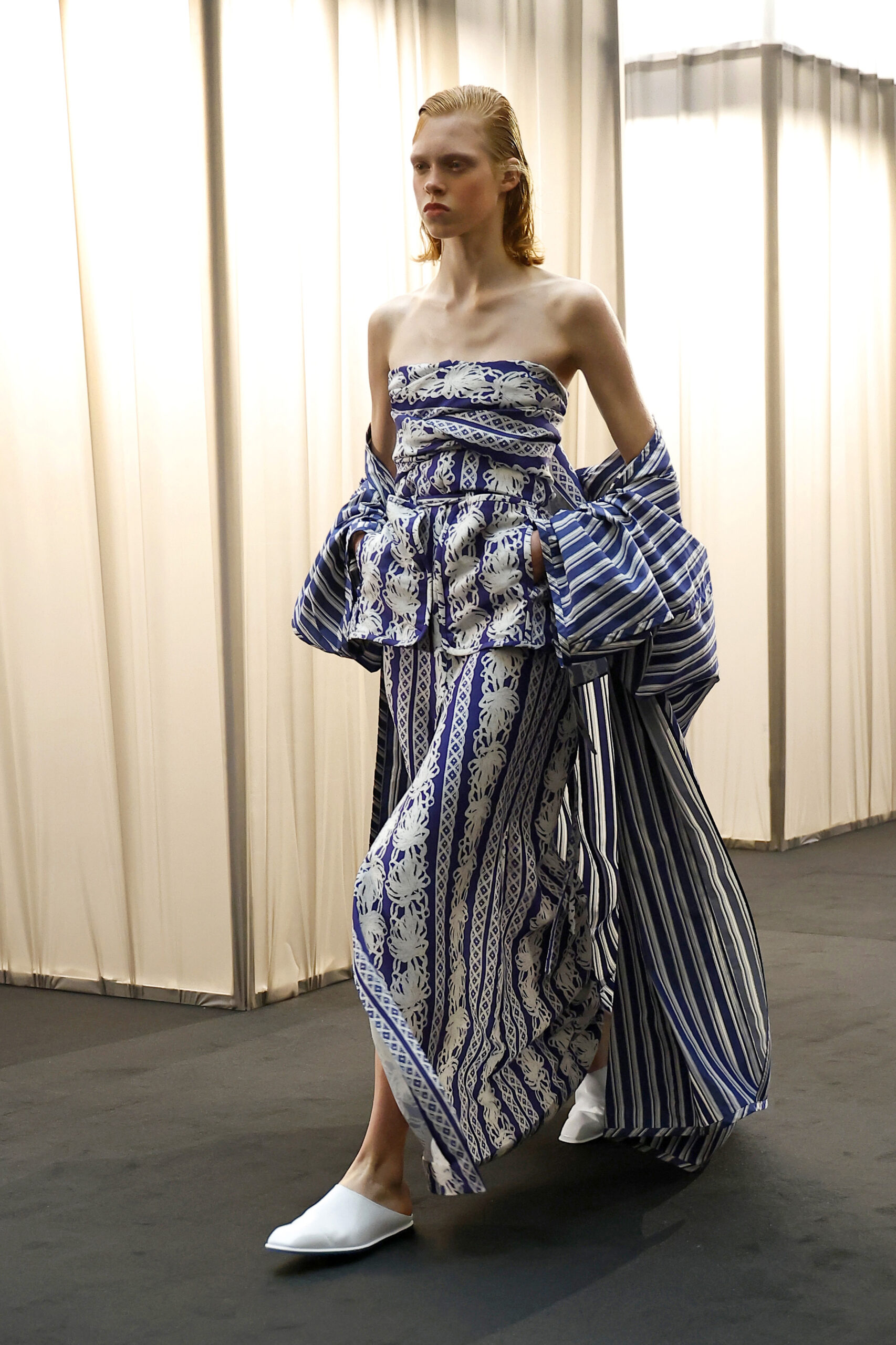 Eenk Robe EENK | 마리끌레르 – 마리끌레르 코리아 | MarieclaireKorea