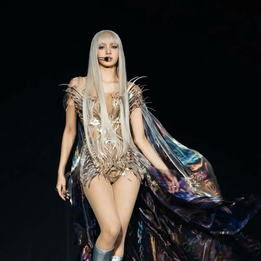 리사부터 빅뱅, 태민, 캣츠아이까지! 코첼라 휩쓴 K-팝 패션 리포트