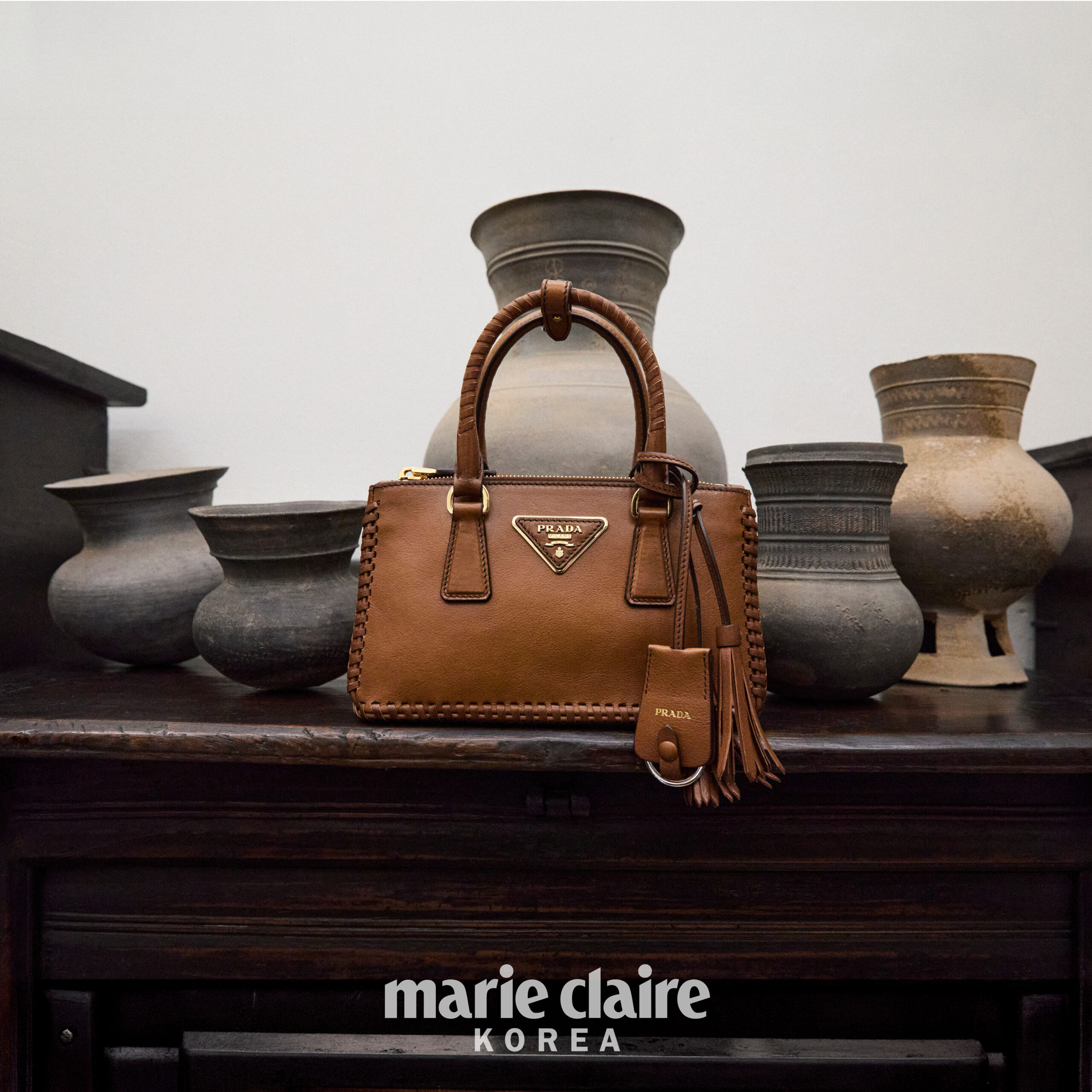 시간이 빚어낸 프라다의 고아한 순간
