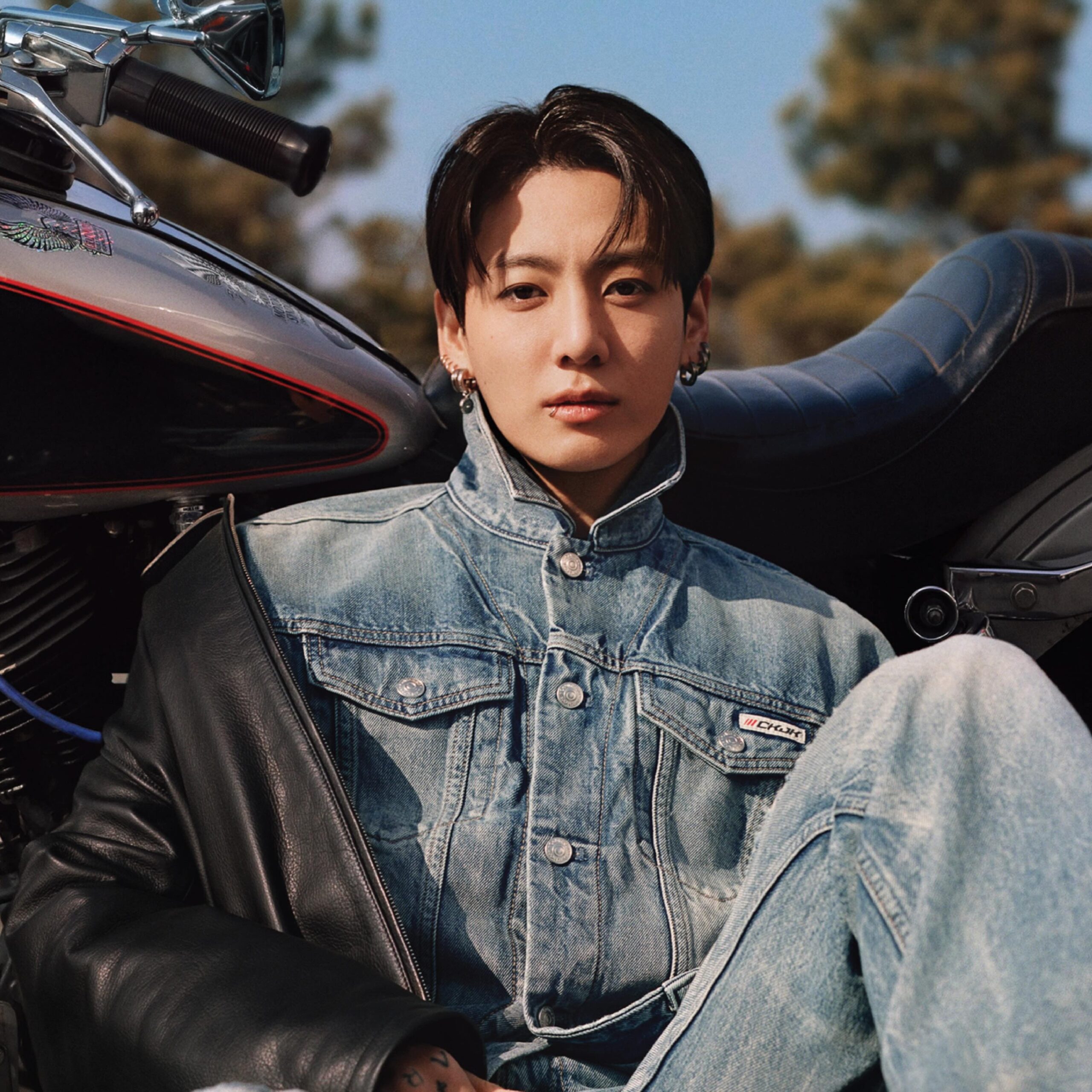 드디어 베일을 벗은 ‘CKJK’? 정국 X 캘빈클라인 협업 컬렉션 공개