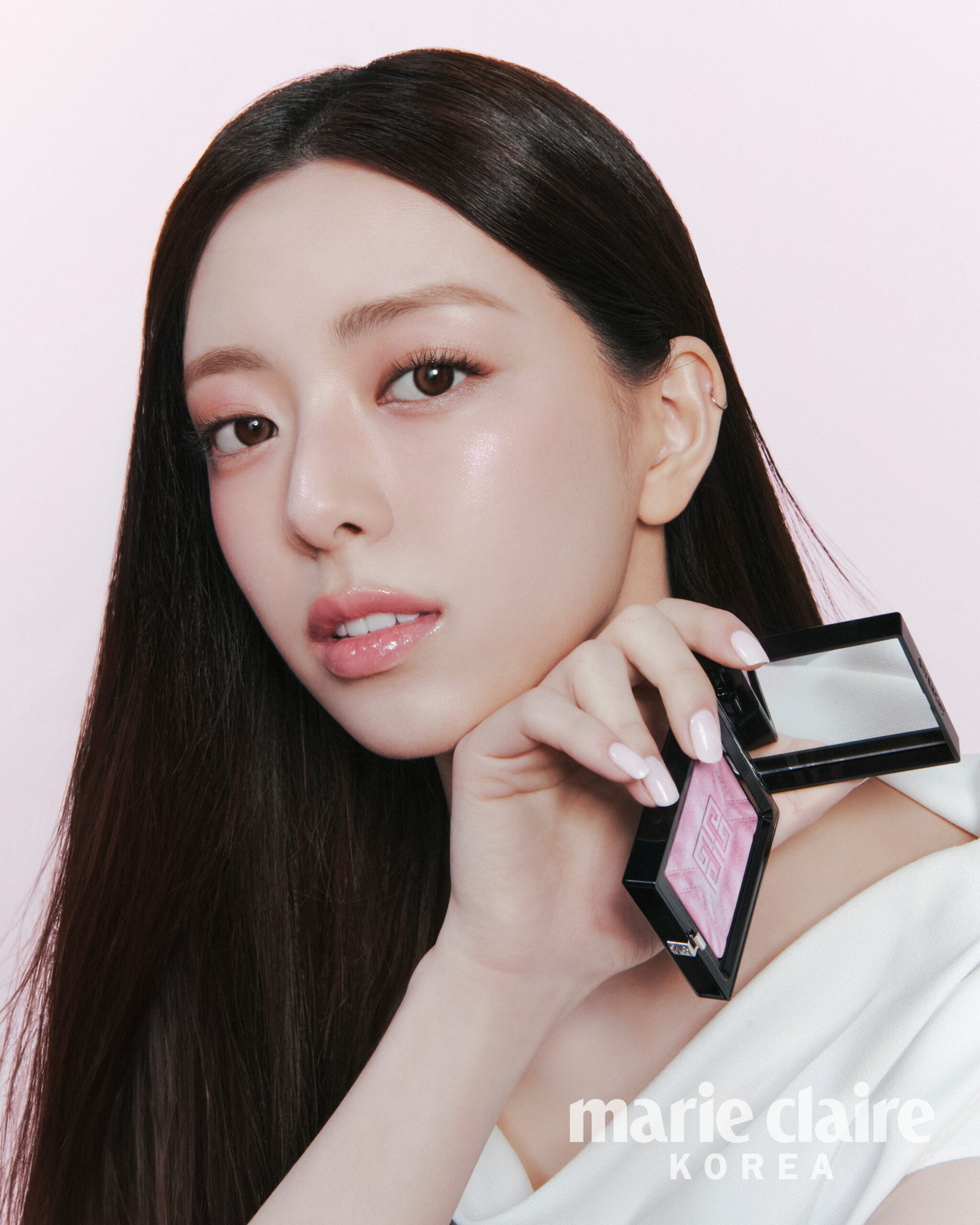 지방시 뷰티로 완성한 있지 유나의 핑크 글로우 메이크업