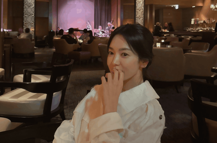 송혜교가 일본에서 착용한 룩은?