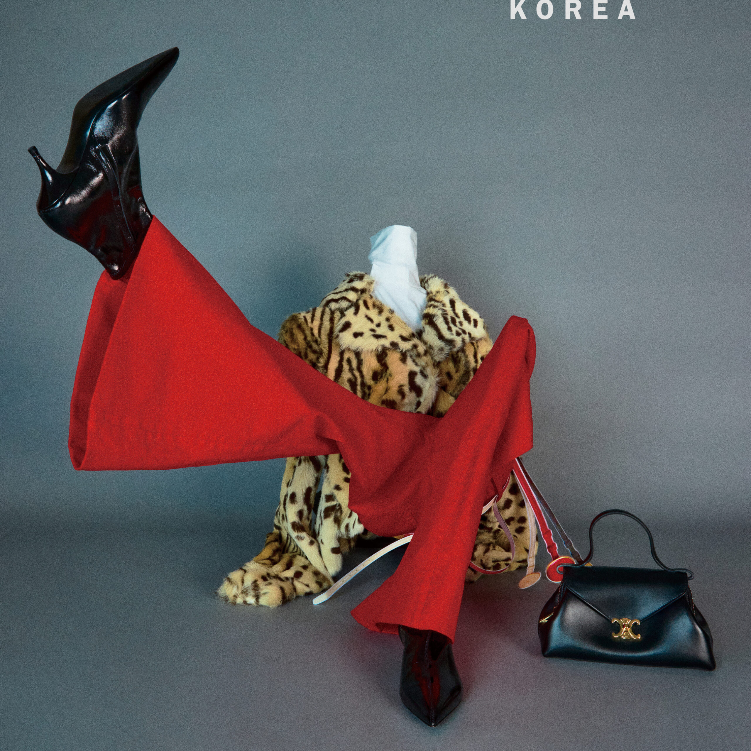 역동적인 형태의 아트 피스로 재탄생한 2026 F/W 시즌 키 룩 화보