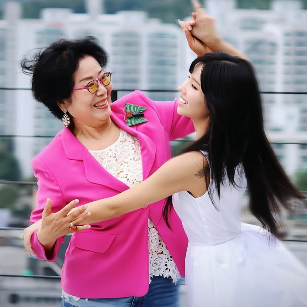 지친 하루 끝 소연이 건네는 3분의 낭만, 솔로 1집 ‘끝내주는 인생’