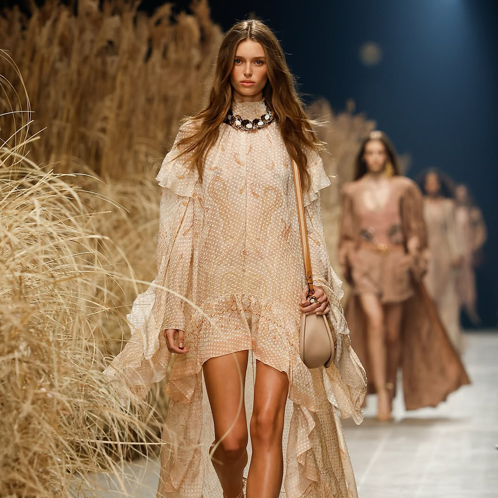 에트로 2027 S/S, 빛을 따라 완성된 밀라노의 하루