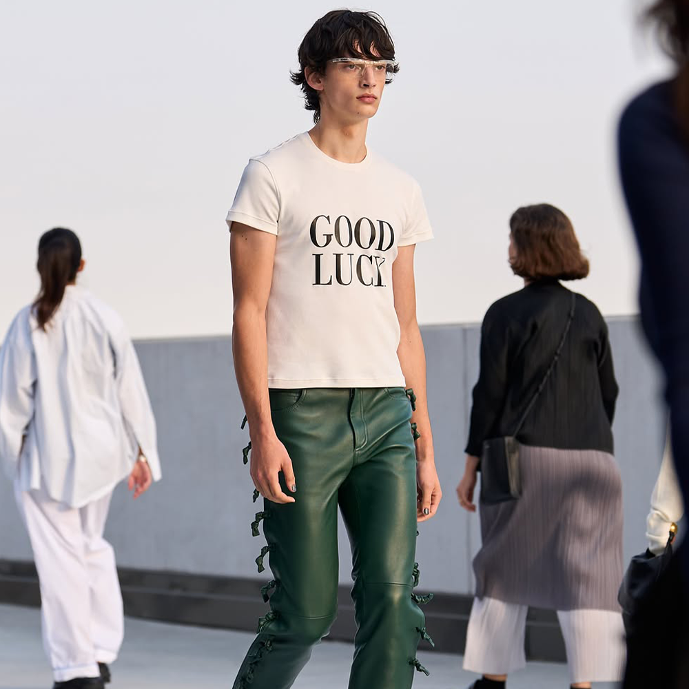 모스키노 2027 S/S, 옥상에서 걸어 나온 하우스의 새로운 챕터 