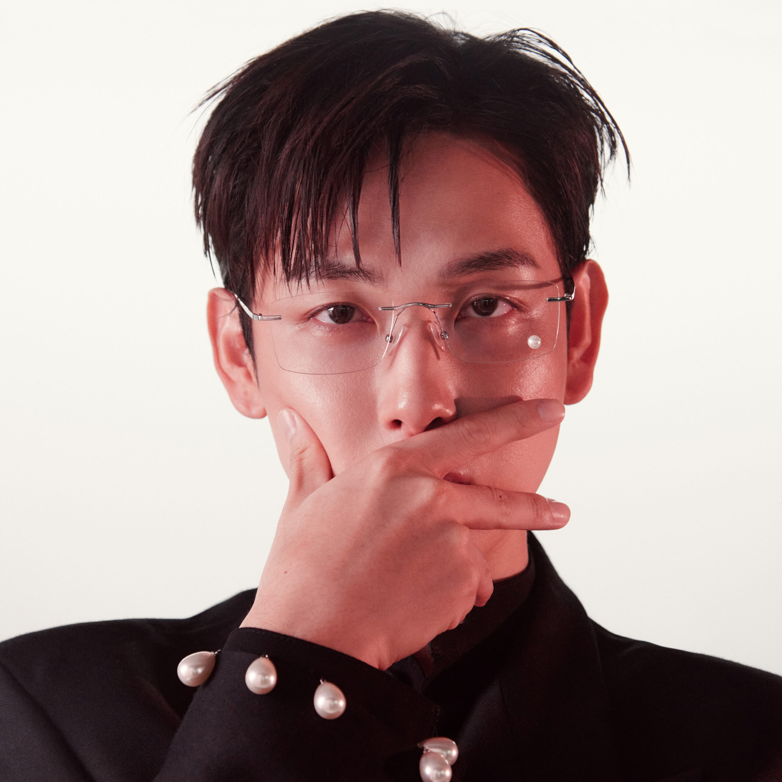 파리로 향하는 더 셀렉츠와 배우 임시완이 마주한 자유로운 순간